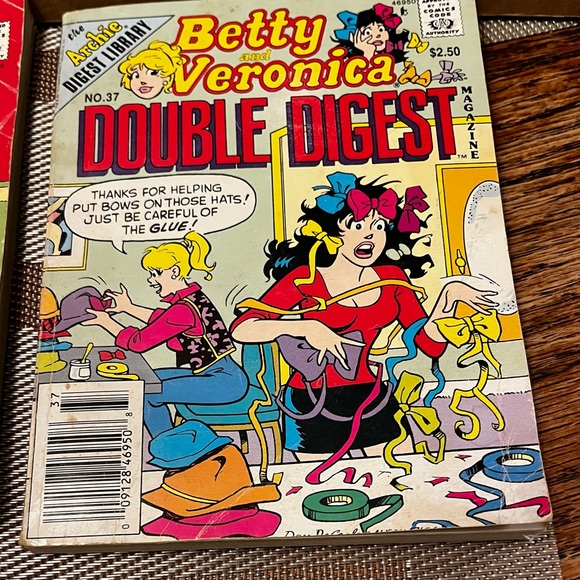 Lot of 2 ARCHIE and 3 BETTY & VERONICA Comic Digest
Magazines - 1992-93 - Picture 4 of 7
